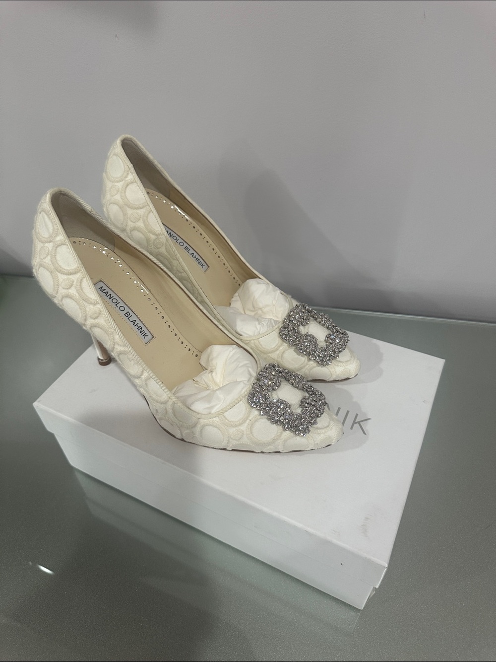 Manolo Blahnik Ivory silk Embellished Pearl Pumps size 39.5 - Picture 7 of 11
